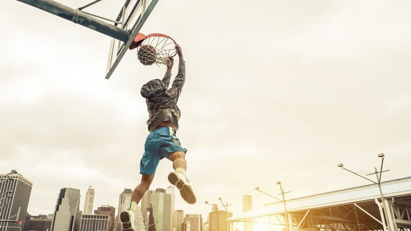 In diesem Artikel stellen wir Ihnen die wichtigsten Regeln und die beliebtesten Tricks des Streetballs vor