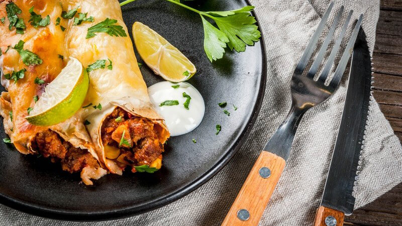 Mit Fleisch und Mais gefüllte Tortillas