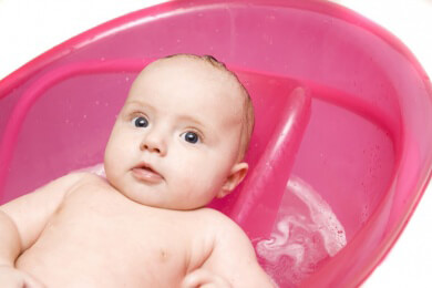 Inhaltsstoffe und Anwendung: Worauf man bei Baby-Badezusätzen achten sollte