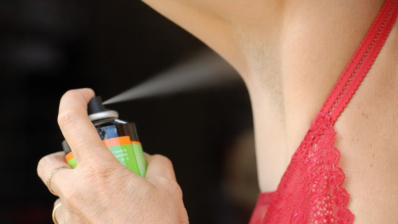 Beim Gang durch die Drogerie stellt sich häufig die Frage, worin sich Bodyspray und Deodorant unterscheiden