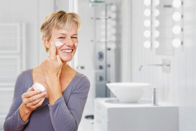 Pflegeprodukte, Make-up-Tipps und Gesichtsmasken für reife Haut
