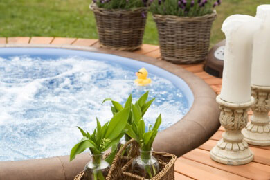 Wir verraten Ihnen, welchen Badezusatz man in einem Whirlpool bedenkenlos verwenden kann