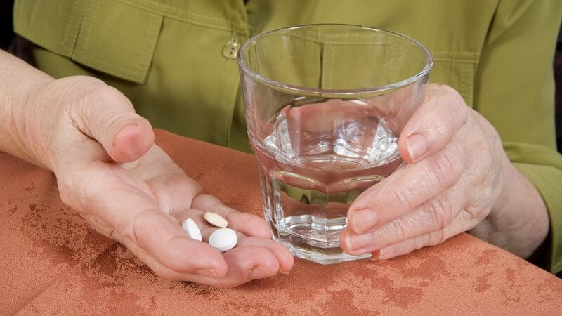 Zu den typischen Medikamenten bzw. Wirkstoffen zählen Acetylsalicylsäure (ASS), Paracetamol und Ibuprofen