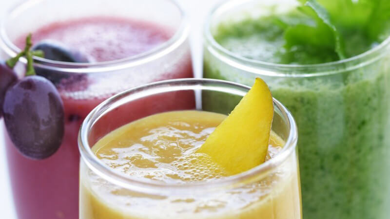 Frisch gepresste Säfte und Smoothies trinken