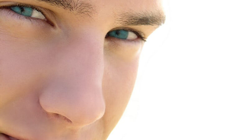 Mit ein wenig Fingerspitzengefühl oder den geübten Fingern eines Profis kann eine Augenbrauen-Rasur zu tollen Ergebnissen führen
