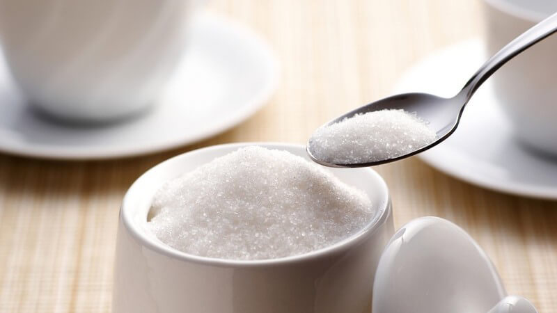 Ein guter Zuckerstreuer sollte den Zucker portionieren können, sodass man ihn sofort in den Kaffee oder Tee streuen kann