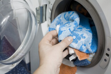 Bevor Öle zu tief in die Faser eindringen, sollte man lästigen Ölflecken mit diesen Hausmittel zu Leibe rücken