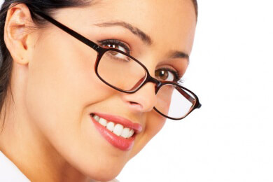 Mit unseren Tipps, Hinweisen und Hilfsmitteln zaubern Sie sich strahlend schöne Augen unter die Augengläser