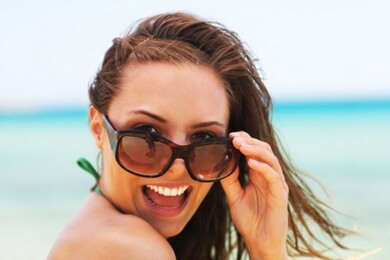 Denn im Sommer neigt Schminke dazu, schnell zu verlaufen oder die eh schon gestresste Haut zusätzlich zu belasten Aber deshalb auf ein Sonnenbad verzichten?