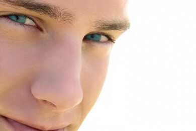 Wie eine Augencreme auch Männern helfen kann, was eine Augencreme für Männer enthalten sollte und wie das Lesen von Testberichten zur Auswahl der richtigen Augencreme helfen kann