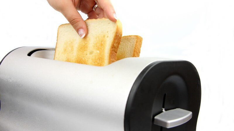 Der Toaster ist ein praktischer Küchenhelfer; er sorgt für geröstete Brotscheiben und mit den Aufsätzen kann man auch Brötchen toasten