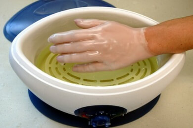 Wir erklären, wie ein Paraffinbad funktioniert und was Sie bei der Anwendung beachten sollten