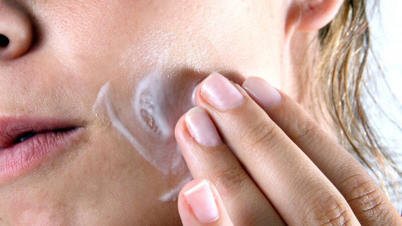 Welche Reinigungsprodukte sinnvoll sind und wie oft man sein Gesicht mit Reinigungsgels etc waschen sollte
