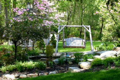 Gartenschaukeln - Arten, Materialien und Tipps zu Pflege und Standort