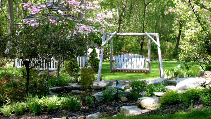 ᐅ Gartenschaukeln - Arten, Materialien und Tipps zu Pflege und Standort