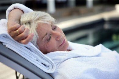 Verschiedene Bademantel-Modelle für Schwimmbad- oder Saunabesuche