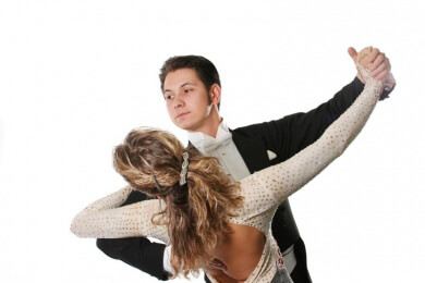 Geschichte und Eigenschaften von Ballkleidern und zu welchen Anlässen sie getragen werden