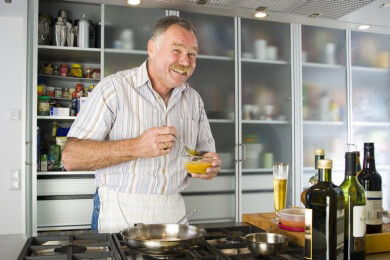 Von Menjou-Bärtchen bis Zwirbelbart: Herkunft und Pflegetipps unterschiedlicher Schnurrbartarten