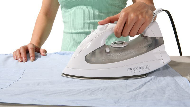 Wie man eine Anzughose und Anzugjacke idealerweise reinigen und bügeln sollte