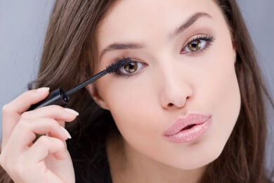 Durch die richtige Pflege, kleine Verzichte und ein wenig Vorsicht haben Sie lange Freude an Ihren Wimpernextensions