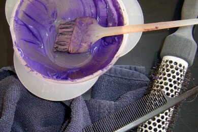 Lassen sich die Haare wieder entfärben? Und was tut man bei einem Grün- oder Orangestich?