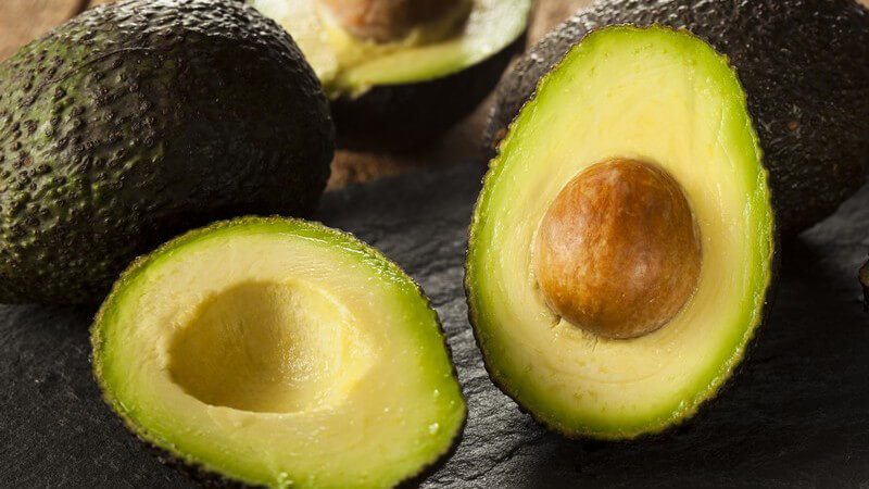 Fettreiches Gemüse wie Avocados und Oliven sollten nicht jeden Tag auf dem Speiseplan stehen