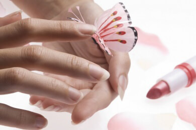 Wer auf der Suche nach einem neuen Lippenstift ist, der sollte sich näher mit der Liste der Inhaltsstoffe befassen