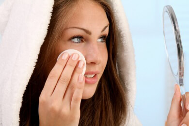 Richtig abschminken: Hinweise zur Verwendung unterschiedlicher Make-up-Entferner