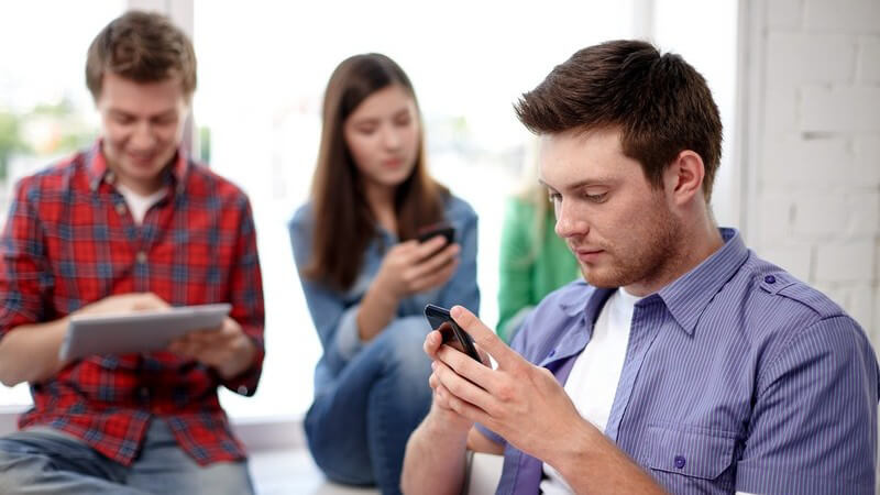 Ohne Handy kämen heutzutage eine Menge Leute nicht mehr aus - Besonders bei Jugendlichen können Handyspiele zur Suchtgefahr werden