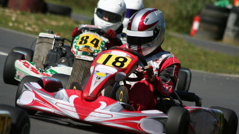 Rennen im Kartsport werden in unterschiedlichen Klassen, Serien und Wagen ausgetragen