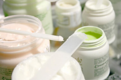 Tagescreme als Gesichtspflege und Make-up-Untergrund