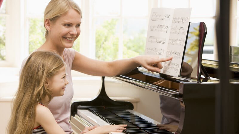 Wer das Musizieren erlernen will, hat die Möglichkeit, das Angebot einer Musikschule anzunehmen - Worauf man dabei achten sollte, zeigen wir hier