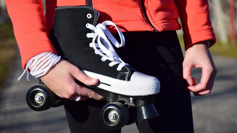 Rollschuhlaufen auf Rollschuhbahnen