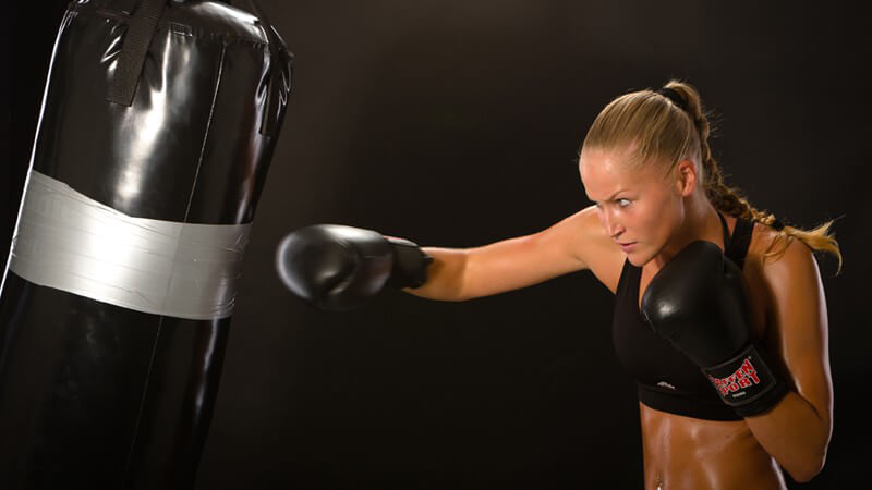 Das Thaiboxen gilt als harter Sport, da das Verletzungsrisiko sehr hoch ist - es kommen diverse Tritt- und Schlagtechniken zur Anwendung