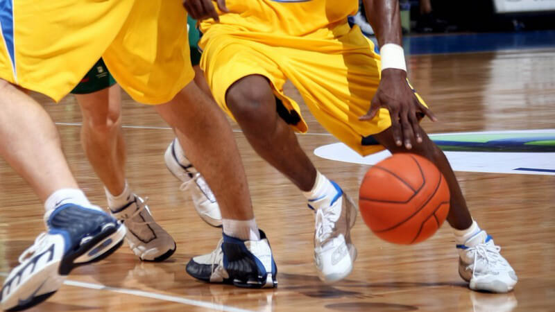 Ein guter Basketballer benötigt das richtige Training, vom Aufwärmen bis zu den Kraftübungen