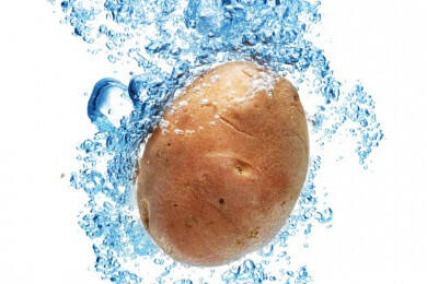 Am einfachsten und schnellsten erfolgt die Zubereitung der Süßkartoffel durch Garen