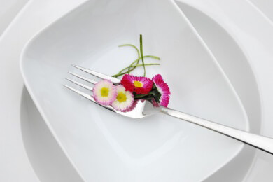 Weißes Geschirr aus Porzellan ist sehr empfindlich - in Sachen Reinigung, Pflege und Lagerung sollten einige Punkte beachtet werden