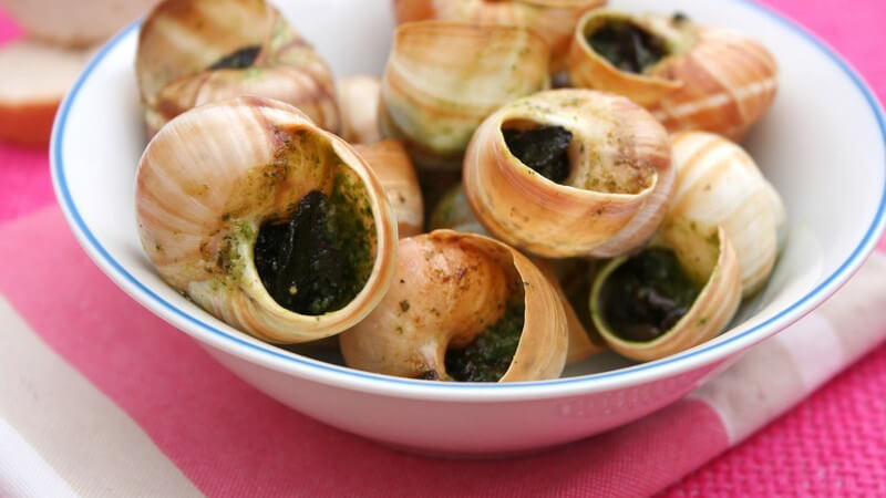 Schnecken als Lebensmittel werden in Land- und Meeresschnecken unterteilt; beliebt sind z.B. Weinbergschnecken und Achatschnecken