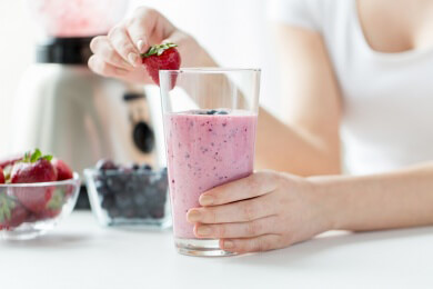 Schmackhafte Drinks zum Entschlacken und Abnehmen selber mixen - so geht's