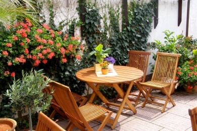 Wer viel Zeit auf Balkon und Terrasse verbringt, möchte sich vor neugierigen Blicken, aber auch vor Sonne, Regen, Wind und Lärm schützen