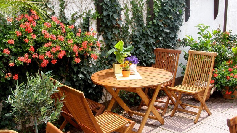 Wer viel Zeit auf Balkon und Terrasse verbringt, möchte sich vor neugierigen Blicken, aber auch vor Sonne, Regen, Wind und Lärm schützen