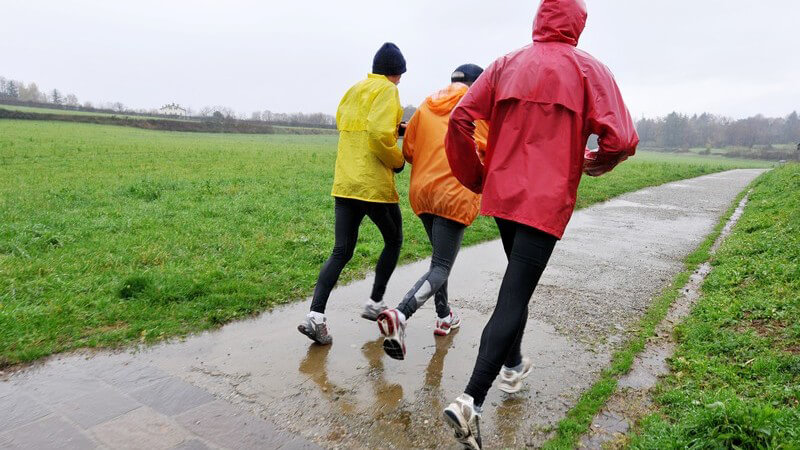 Welche Kriterien eine gute Regenjacke für verschiedene Outdoor-Sportarten erfüllen muss