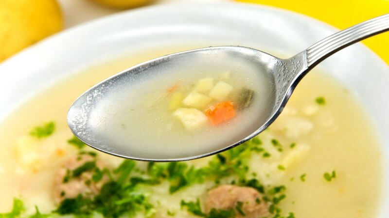 Die Steckrübensuppe gibt es in zahlreichen Varianten - ganz klassisch oder auch mit Forellenfilets oder Schweinerippen