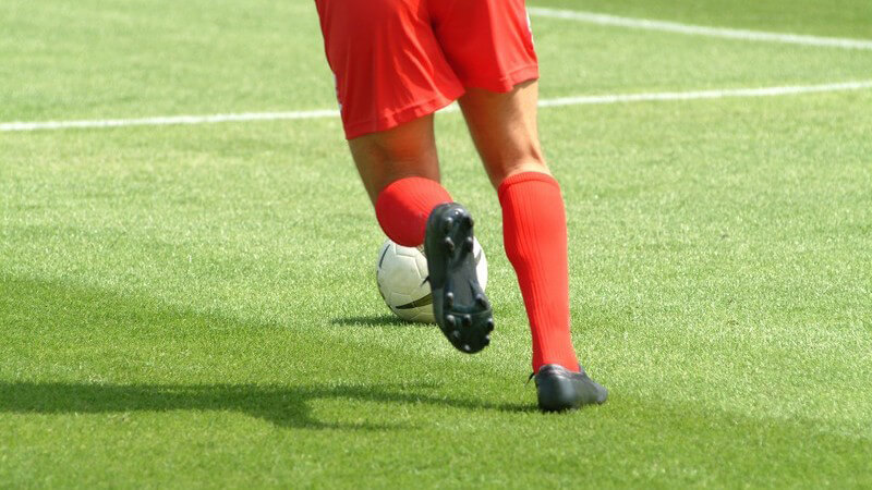 Anforderungen an einen Fußballschuh im Vergleich zu anderen Sportschuhen