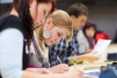 Definition und Rechtslage der sexuellen Belästigung und wie Betroffene sich wehren können