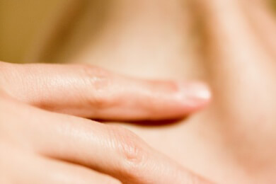 Streicheln, Küssen, Knabbern - Tipps für mehr Sinnlichkeit im Bett