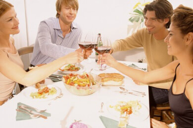 Lädt man Freunde zum Essen ein, möchte man natürlich als guter Gastgeber punkten; wird man selbst eingeladen, gilt es, höflich zu bleiben
