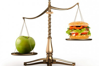 Beim Abnehmen gibt es typische Ernährungsfallen, die es zu vermeiden gilt - doch worauf kommt es in Sachen Lebensmittelauswahl bei der Diät überhaupt an?