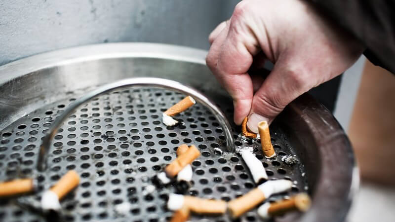 Warnhinweise, Schockbilder, Tabaksteuer - im politischen Bereich werden einige Maßnahmen ergriffen, um gegen Nikotinkonsum vorzugehen