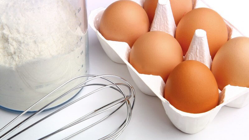 Zu den Lebensmitteln mit erhöhter Gefahr für Salmonellen zählen Eier und Eierspeisen, Fleisch sowie Käse